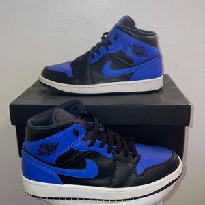 Jordan 1 Mid “Hyper Royal”